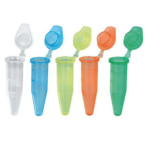 Sicherheitsreaktionsgefäße in verschiedenen Farben die Spitz zugehen und mit Deckel wiederverschließbar sind auf weißem Hintergrund.jpg